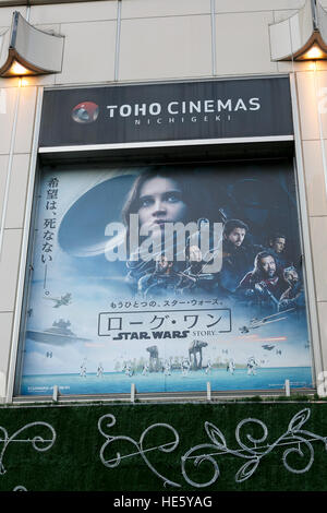 Un poster per Rogue uno: Star Wars Storia sul display al Toho Cinema Nichigeki su dicembre 17, 2016, Tokyo, Giappone. © Rodrigo Reyes Marin/AFLO/Alamy Live News Foto Stock