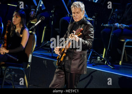 Città del Vaticano il Vaticano. 17 dicembre, 2016. Cantante Italiano Claudio Baglioni ha tenuto un concerto di beneficenza, nell Aula Paolo VI, in occasione del bicentenario del Corpo della Gendarmeria, il benemerito Corpo che offre costante guardare oltre la Città del Vaticano, in Vaticano. © Giuseppe Ciccia/Alamy Live News Foto Stock