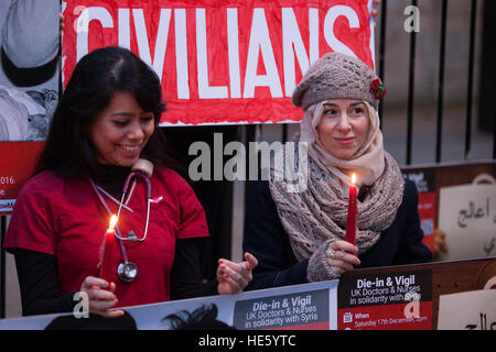 Londra, Regno Unito. Xvii Dec, 2016. British medici e infermieri tenere una veglia a lume di candela di fronte a Downing Street in solidarietà con il popolo della Siria. Credito: Mark Kerrison/Alamy Live News Foto Stock