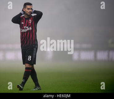 Milano. Xvii Dec, 2016. Suso del Milan reagisce durante il campionato italiano di una partita di calcio contro l Atalanta a Milano a Dic. 17, 2016. © Daniele Mascolo/Xinhua/Alamy Live News Foto Stock