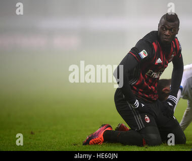 Milano. Xvii Dec, 2016. Mbaye Niang di AC Milano reagisce durante il campionato italiano di una partita di calcio contro l Atalanta a Milano a Dic. 17, 2016. © Daniele Mascolo/Xinhua/Alamy Live News Foto Stock