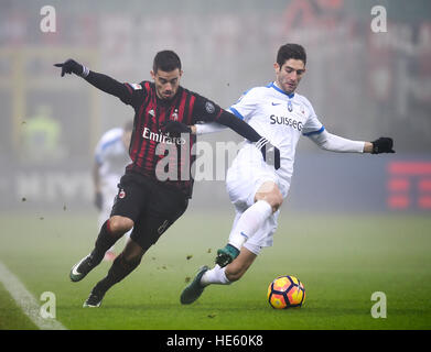 Milano. Xvii Dec, 2016. Suso (L) di AC Milano il sistema VIES per la palla durante il campionato italiano di una partita di calcio contro l Atalanta a Milano a Dic. 17, 2016. © Daniele Mascolo/Xinhua/Alamy Live News Foto Stock