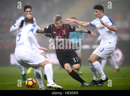 Milano. Xvii Dec, 2016. Juraj Kucka (C) di AC Milano il sistema VIES per la palla durante il campionato italiano di una partita di calcio contro Atlanta a Milano a Dic. 17, 2016. © Daniele Mascolo/Xinhua/Alamy Live News Foto Stock