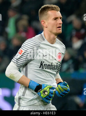 Wolfsburg, Germania. Xvii Dec, 2016. Francoforte è il portiere Lukas Hradecky in azione durante la Bundesliga tedesca partita di calcio tra VfL Wolfsburg e Eintracht Francoforte nell'Arena Volkswagen a Wolfsburg, Germania, 17 dicembre 2016. Foto: Peter Steffen/dpa/Alamy Live News Foto Stock