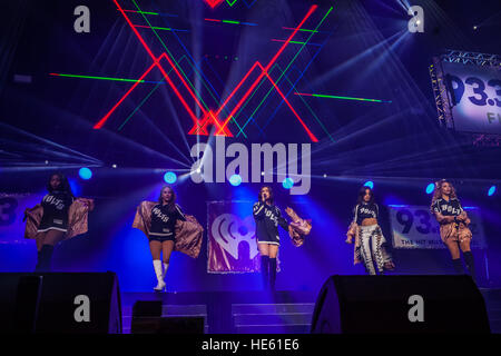 Tampa, Florida, Stati Uniti d'America. Xvii Dec, 2016. Quinta l'armonia di eseguire a 93,3 FLZ's iHeartRadio Jingle sfera su dicembre 17, 2016 a Amalie Arena a Tampa, in Florida. Credito: la foto di accesso/Alamy Live News Foto Stock