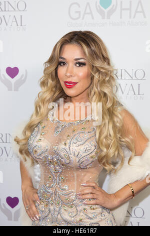 Beverly Hills, in California, Stati Uniti d'America. 17 dicembre, 2016. Il modello olga loera assiste il victorino noval foundation festa di Natale a favore del global american health alliance in beverly hills, in California, Stati Uniti d'America. il global american health alliance è una organizzazione non-profit che è stato creato per fornire assistenza sanitaria accesso ai singoli diagnosticato e vivere con il cancro. © sheri determan/alamy live news Foto Stock