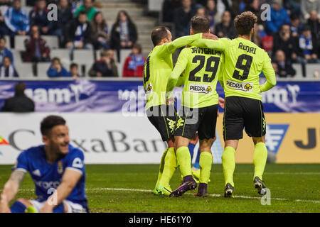 Oviedo, Asturias, Spagna. 17 dicembre, 2016. Cordoba giocatori celebrando Javi Galan obiettivo nella prima metà del Liga 123 match tra Real Oviedo v Cordoba CF a Carlos Tartiere a Oviedo, Asturias, Spagna. Credito: Alvaro Foto Stock