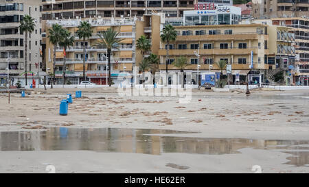 Benidorm, Costa Blanca, Spagna, 28 gennaio 2018. La tempesta di ieri sera a Benidorm ha causato inondazioni localizzate. Qui si vede il postumi a la Cala con i coperchi di scarico sollevati e detriti lavati in fondo alla strada. In questa piccola parte di Benidorm, che si allaga regolarmente, è stata lavata via anche una grande striscia di sabbia. Le acque reflue e la lettiera coprono la strada e la spiaggia, compresi i prodotti sanitari, i panni umidi e la carta. Foto Stock