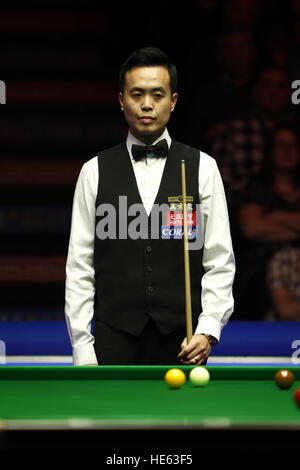 Glasgow, Scotland, Regno Unito. Xviii Dicembre, 2016. Coral Scottish Open Snooker azione finale. dalla sessione pomeridiana a Emirates Arena Glasgow tra Marco fu & John Higgins Credit: Colin Poultney/Alamy Live News Foto Stock