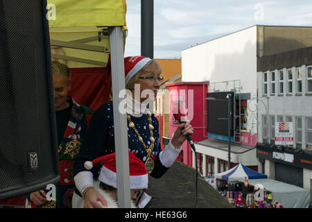 Derry/città di Londonderry, Regno Unito, 18 dicembre 2016 il sindaco di Derry City & Strabane consiglio del distretto, Heather McClintock, affrontare la folla di Natale il ponticello indossatori di seguito da mura storiche di Derry/Londonderry Credito: Eoin McConnell/Alamy Live News Foto Stock