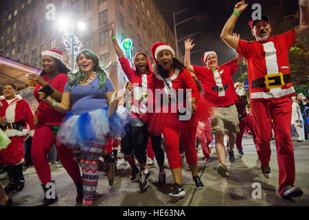 New Orleans, Stati Uniti d'America. Xvii Dec, 2016. Babbi Natale in costume' rompere la linea di partenza durante la sesta annuale in funzione di i Babbi Natale festival di New Orleans, in Louisiana. Sabato, Dicembre 17, 2016. La corsa del babbo natale è ora un cittadino, annuale tour dei bar che è iniziato con 40 Babbo Natale in Philadelphia con lo scopo di raccogliere fondi per le associazioni di beneficenza locali. Credit: JT Blatty/Alamy Live News Foto Stock