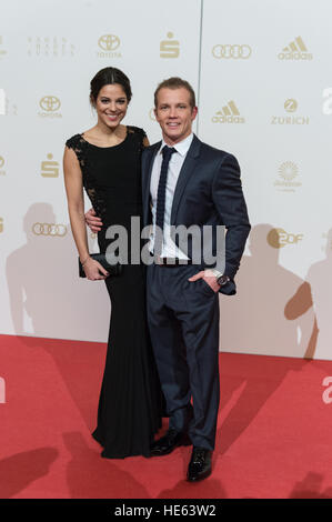 Baden-Baden, Germania. Xviii Dicembre, 2016. Ginnasta Hambuechen Fabian e la sua ragazza Marcia pone sul tappeto rosso prima della proclamazione del 'atleta dell'anno' ('Sportler des Jahres') al Kurhaus di Baden Baden, Germania, 18 dicembre 2016. Foto: Patrick Seeger/dpa/Alamy Live News Foto Stock