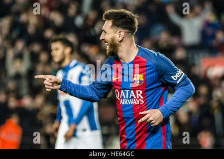 Barcellona, in Catalogna, Spagna. Xviii Dicembre, 2016. FC Barcellona messi in avanti celebra il suo obiettivo nel LaLiga match contro il RCD Espanyol allo stadio Camp Nou a Barcellona © Matthias Oesterle/ZUMA filo/Alamy Live News Foto Stock