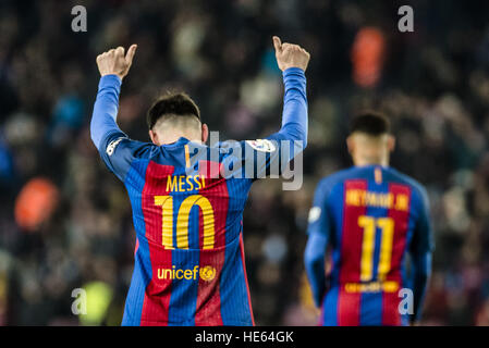 Barcellona, in Catalogna, Spagna. Xviii Dicembre, 2016. FC Barcellona messi in avanti celebra il suo obiettivo nel LaLiga match contro il RCD Espanyol allo stadio Camp Nou a Barcellona © Matthias Oesterle/ZUMA filo/Alamy Live News Foto Stock