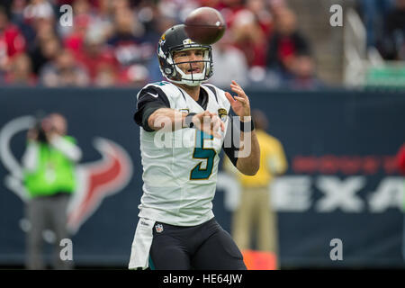 Houston, Texas, Stati Uniti d'America. Xviii Dicembre, 2016. Jacksonville Jaguars quarterback Blake Bortles (5) passa durante il terzo trimestre di un gioco di NFL tra Houston Texans e Jacksonville Jaguars a NRG Stadium di Houston, TX su dicembre 18th, 2016. I Texans hanno vinto il gioco 21-20. © Trask Smith/ZUMA filo/Alamy Live News Foto Stock