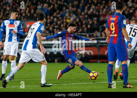 Barcellona, Spagna. Xviii Dicembre, 2016. Barcellona il Lionel Messi (C) compete durante il campionato spagnolo partita di calcio tra Barcellona e RCD Espanyol Camp Nou stadium di Barcellona, Spagna, Dic 18, 2016. Barcellona ha vinto 4-1. © Pau Barrena/Xinhua/Alamy Live News Foto Stock