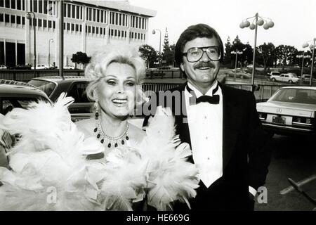 ZSA ZSA GABOR (nato Sari Gabor, 6 febbraio 1917 - 18 dicembre 2016) era un Hungarian-American attrice e socialite. Miss Ungheria nel 1936 emigrò negli Stati Uniti nel 1941 e divenne un ricercato dopo attrice. Al di fuori della sua carriera sostituta, Gabor era il più noto per il suo stravagante stile di vita di Hollywood, affascinante personalità, e il suo numero di matrimoni. Lei aveva nove mariti, compresi magnate hotel Conrad Hilton e attore George Sanders. Nella foto: ZSA ZSA GABOR e MARK ANDREWS, circa 1980. © Ralph Dominquez/Globe foto/ZUMAPRESS.com/Alamy Live News Foto Stock