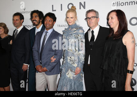Sydney, Australia. Il 19 dicembre 2016. Il cast e la troupe di Lion sono arrivati sul tappeto rosso per la premiere australiana presso il Teatro di Stato di Sydney. L'attesissimo film proviene da produttori del discorso del Re e si basa sull'incredibile storia vera di Saroo Brierley. Saroo è interpretato da Dev Patel nel film e i suoi genitori Giovanni e Sue Brierley vengono riprodotti da Nicole Kidman e David Wenham - La famiglia di Brierley entreranno a far parte del cast sul tappeto rosso. Credito: © Richard Milnes/Alamy Live News Foto Stock