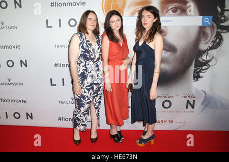 Sydney, Australia. Il 19 dicembre 2016. Il cast e la troupe di Lion sono arrivati sul tappeto rosso per la premiere australiana presso il Teatro di Stato di Sydney. L'attesissimo film proviene da produttori del discorso del Re e si basa sull'incredibile storia vera di Saroo Brierley. Saroo è interpretato da Dev Patel nel film e i suoi genitori Giovanni e Sue Brierley vengono riprodotti da Nicole Kidman e David Wenham - La famiglia di Brierley entreranno a far parte del cast sul tappeto rosso. Credito: © Richard Milnes/Alamy Live News Foto Stock