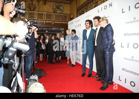 Sydney, Australia. Il 19 dicembre 2016. Il cast e la troupe di Lion sono arrivati sul tappeto rosso per la premiere australiana presso il Teatro di Stato di Sydney. L'attesissimo film proviene da produttori del discorso del Re e si basa sull'incredibile storia vera di Saroo Brierley. Saroo è interpretato da Dev Patel nel film e i suoi genitori Giovanni e Sue Brierley vengono riprodotti da Nicole Kidman e David Wenham - La famiglia di Brierley entreranno a far parte del cast sul tappeto rosso. Credito: © Richard Milnes/Alamy Live News Foto Stock