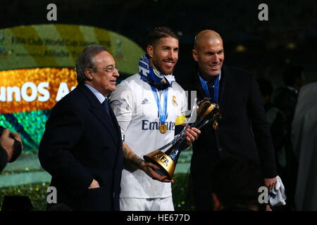 Kanagawa, Giappone. Xviii Dicembre, 2016. (L-R) Florentino Perez, Sergio Ramos, Zinedine Zidane (reale) Calcio/Calcetto : Real Madrid il Presidente Florentino Perez, head coach Zinedine Zidane e il capitano Sergio Ramos posano con il trofeo dopo aver vinto la FIFA Club World Cup Giappone 2016 partita finale tra il Real Madrid 4-2 Kashima palchi all International Stadium di Yokohama Kanagawa, Giappone . © Kenzaburo Matsuoka/AFLO/Alamy Live News Foto Stock