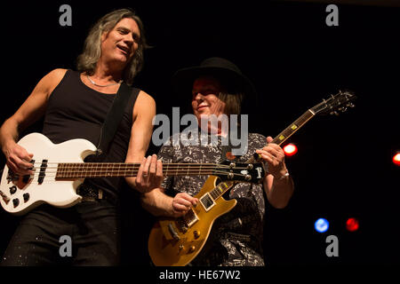 John Berry e Dave Hill esibirsi in concerto di Natale a William Aston Hall, Wrexham, Regno Unito Foto Stock