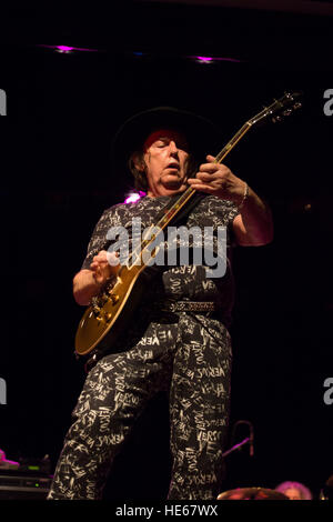 Dave Hill di Slade esegue nel film di Natale a William Aston Hall, Wrexham, Regno Unito Foto Stock