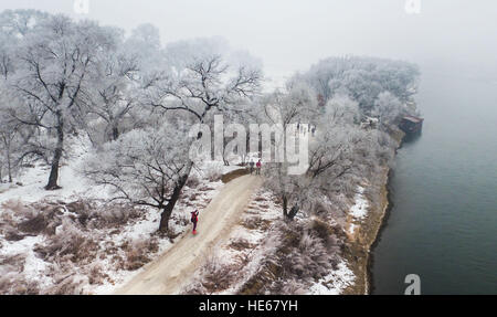 Changchun, la Cina della provincia di Jilin. Xix Dec, 2016. Il turista a godere le rime scenario ad un punto panoramico nella città di Jilin, a nord-est della Cina di provincia di Jilin, Dic 19, 2016. © Xu Chang/Xinhua/Alamy Live News Foto Stock