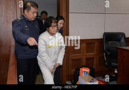 Seoul, Corea del Sud. Xix Dec, 2016. Choi Soon-Sil (anteriore), il carcere confidente della impeached il Presidente sud coreano Park Geun-hye, arriva per la sua prima udienza in tribunale a Seul, Corea del Sud, a Dic. 19, 2016. © PISCINA/Xinhua/Alamy Live News Foto Stock