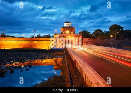 Il fossato e la parete della Cittadella (Città Imperiale) acceso al tramonto. Tinta, Vietnam. Foto Stock