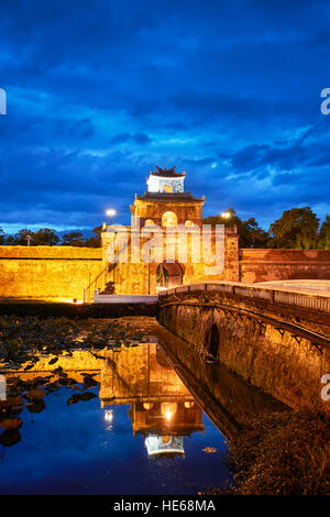 Il fossato e la parete della Cittadella (Città Imperiale) acceso al tramonto. Tinta, Vietnam. Foto Stock