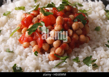 Riso con il curry di ceci e erbe macro sfondo orizzontale. Foto Stock