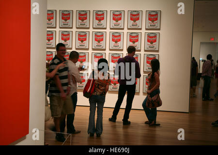 Stati Uniti d'America New York 2008 MOMA Museum di arte moderna con Andy Warhol stampe Foto Stock