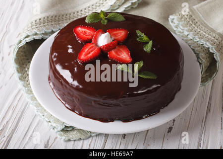 Fresca torta di fragole con topping di cioccolato su un tavolo di close-up. Posizione orizzontale Foto Stock