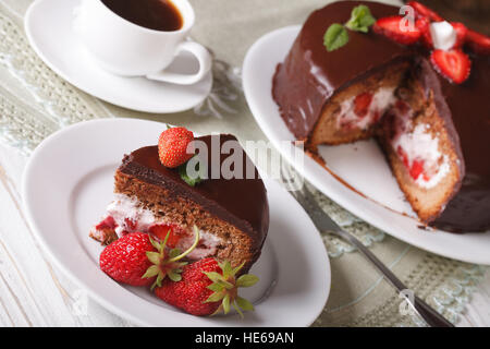 La torta di fragole al cioccolato e caffè sul tavolo. Orizzontale di close-up Foto Stock