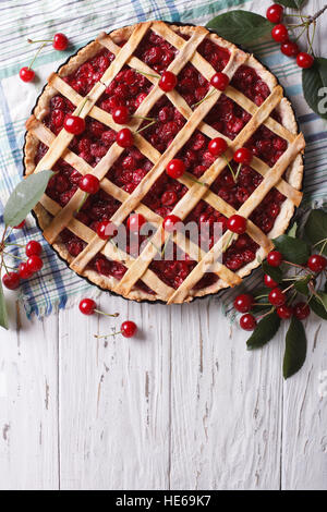American fatti in casa torta di ciliegie sul tavolo. verticale vista superiore Foto Stock