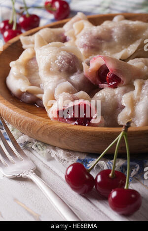 Gnocchi tradizionali con cherry close-up in una ciotola di legno verticale. Foto Stock