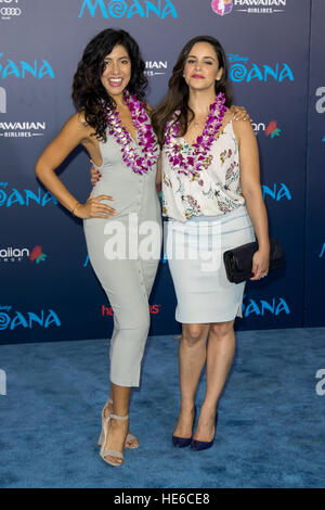 Stephanie Beatriz e Melissa Fumero partecipando alla premiere di Disney's 'Moana,' durante l'AFI FEST 2016 presentato da Audi, tenutosi a El Capitan Theater di Hollywood, in California. Dotato di: Stephanie Beatriz, Melissa Fumero dove: Los Angeles, California, Foto Stock