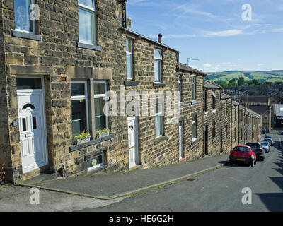 Case a schiera in Yorkshire Dales Skipton North Yorkshire una ripida collina REGNO UNITO Foto Stock