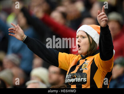 Un Hull City fan in stand mostra il suo supporto durante il match di Premier League a Londra Stadium. Foto Stock