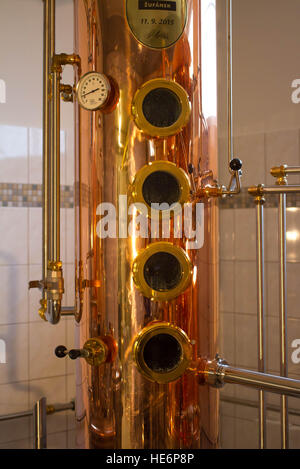 Distillatore di alcool di rame Foto Stock