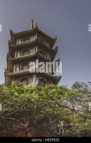 Tempio buddista si fermò in alte montagne di marmo vicino a Da Nang, Vietnam Foto Stock