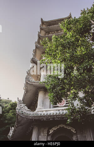 Tempio buddista si fermò in alte montagne di marmo vicino a Da Nang, Vietnam Foto Stock