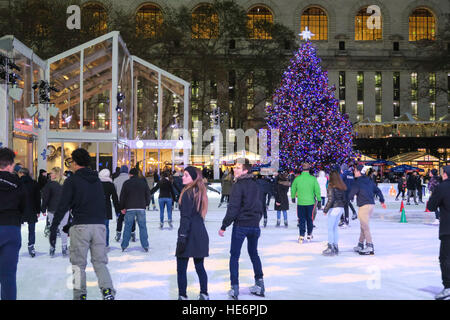 La Pista di Pattinaggio presso la Banca d'America inverno villaggio al Bryant Park di New York City, Stati Uniti d'America Foto Stock