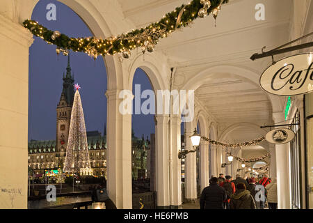 Alster Portici e il Mercato di Natale, Amburgo, Germania Foto Stock
