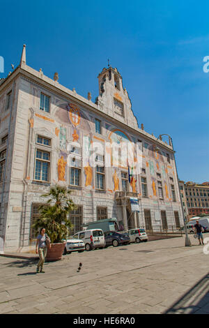 Genova, Italia - 2 giugno 2015: persone non identificate da Palazzo San Giorgio di Genova, Italia. Il palazzo fu costruito nel 1260 e la facciata Foto Stock