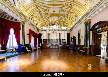 Grande sala da ballo del porto dei commissari di edificio per uffici di Belfast. Foto Stock