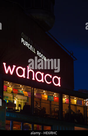 Wahaca ristorante messicano, Queen Elizabeth Hall Southbank Centre di Londra, Regno Unito. Di notte. Foto Stock