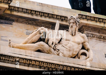 Statua di Ercole in Arco della Pace Piazza Sempione, Milano, Italia Foto Stock