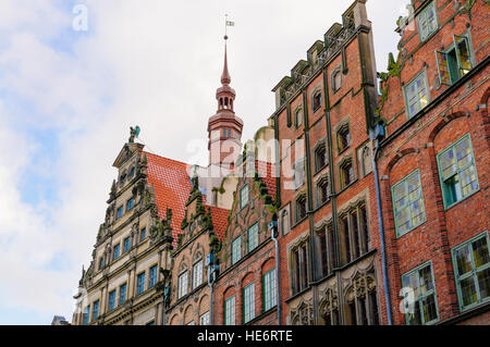 Varie gable pareti di edifici in Dluga, Dlugi Targ, Gdansk Foto Stock